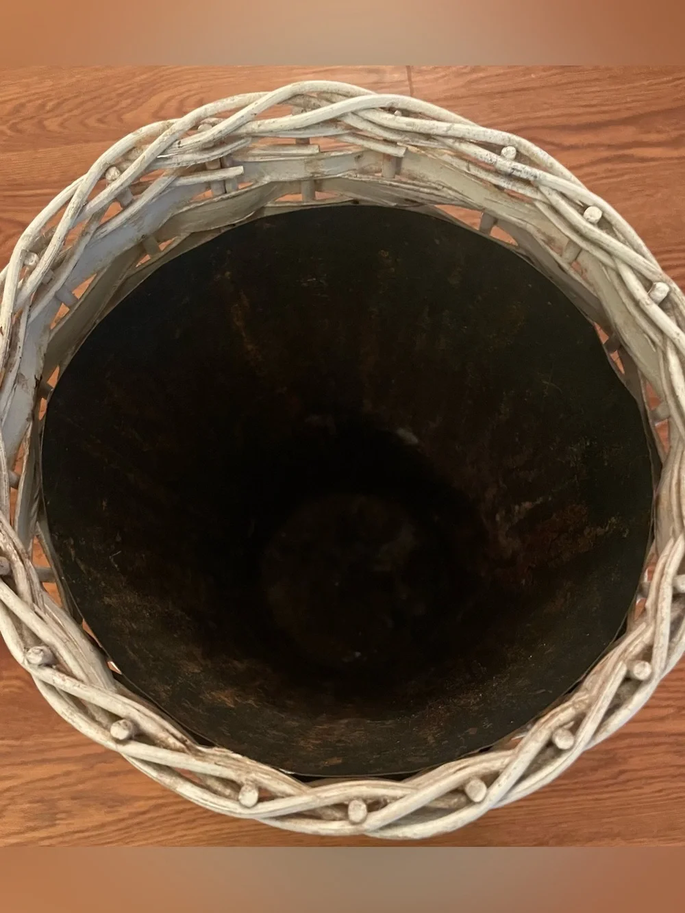 Vintage Metal Lined Flower/Plant Basket Farmhouse Cottage Rustic White 14”x8”
